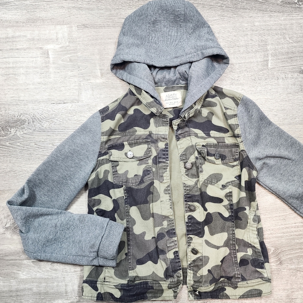 ASHLEY by 26 International Gray Sweatshirt Jacket Camo Front Small